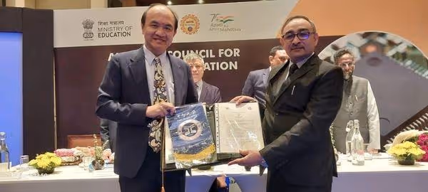 C:\Users\ies\Desktop\Yuav ze univ MoU signing.jpg
