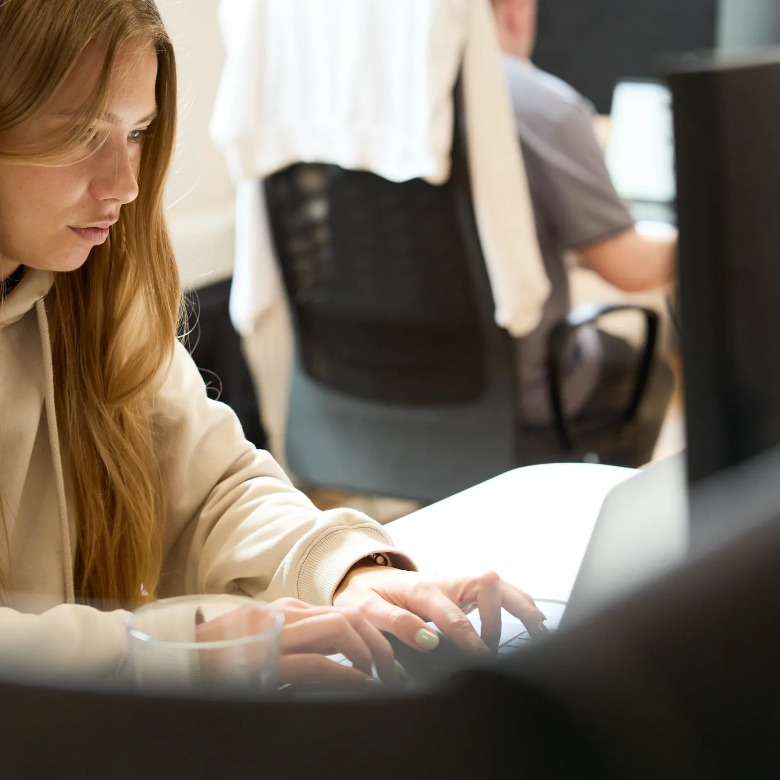 Person arbeitet im apoio Büro