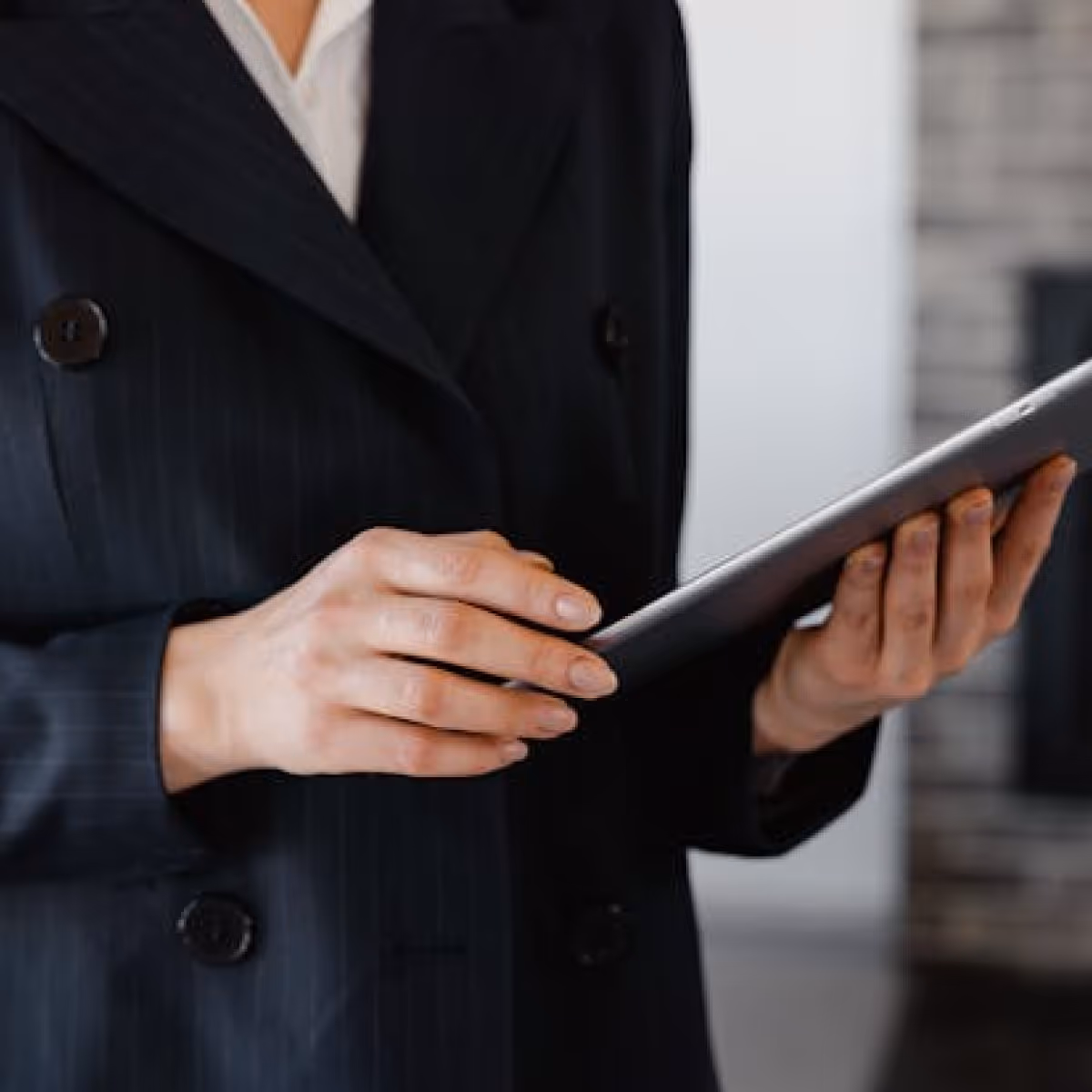 Immobilienmakler mit Tablet – digitale Unterstützung für neue Verkaufsmandate ohne Kaltakquise