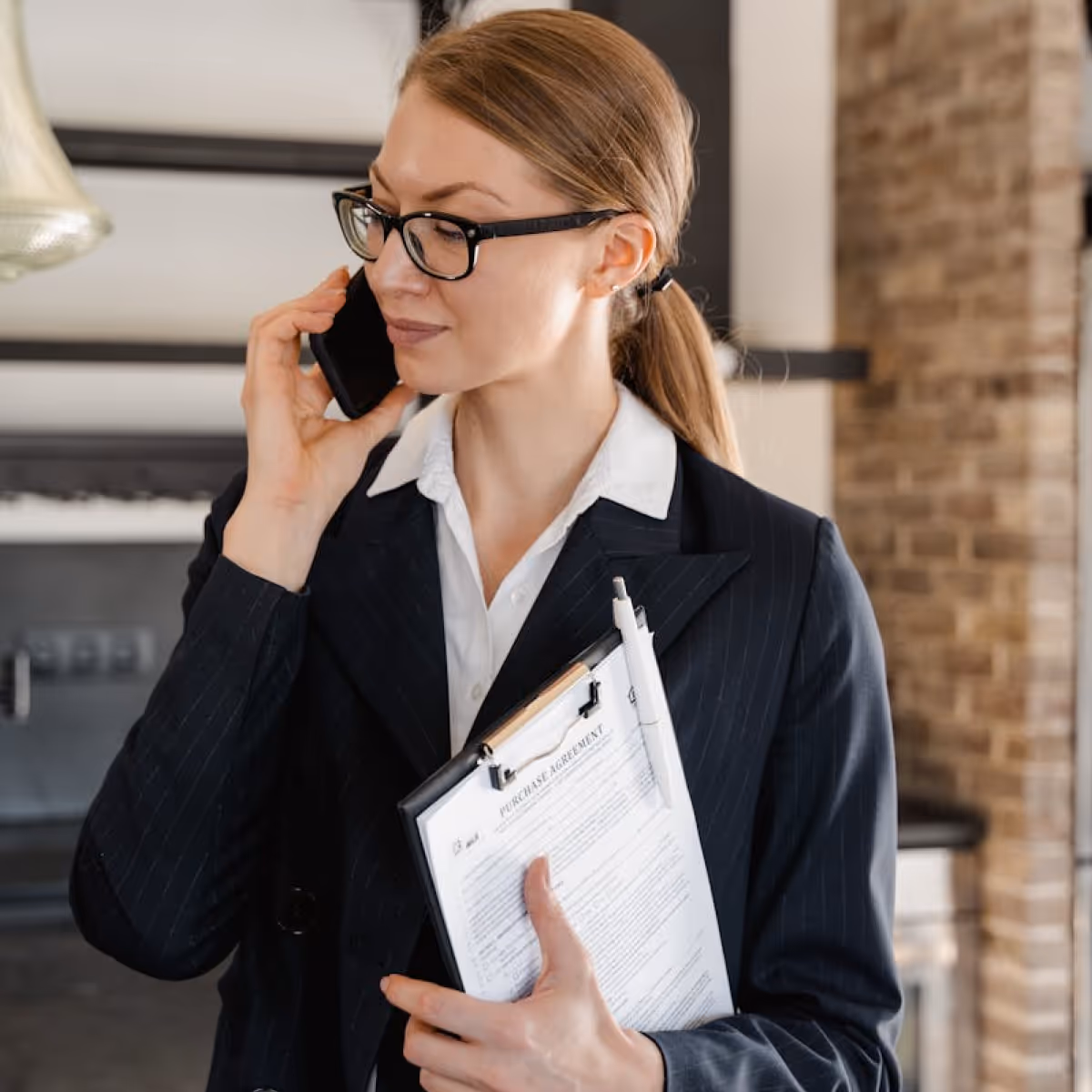 Immobilienmaklerin am Telefon – professionelle Unterstützung durch Wer Bewertet Was