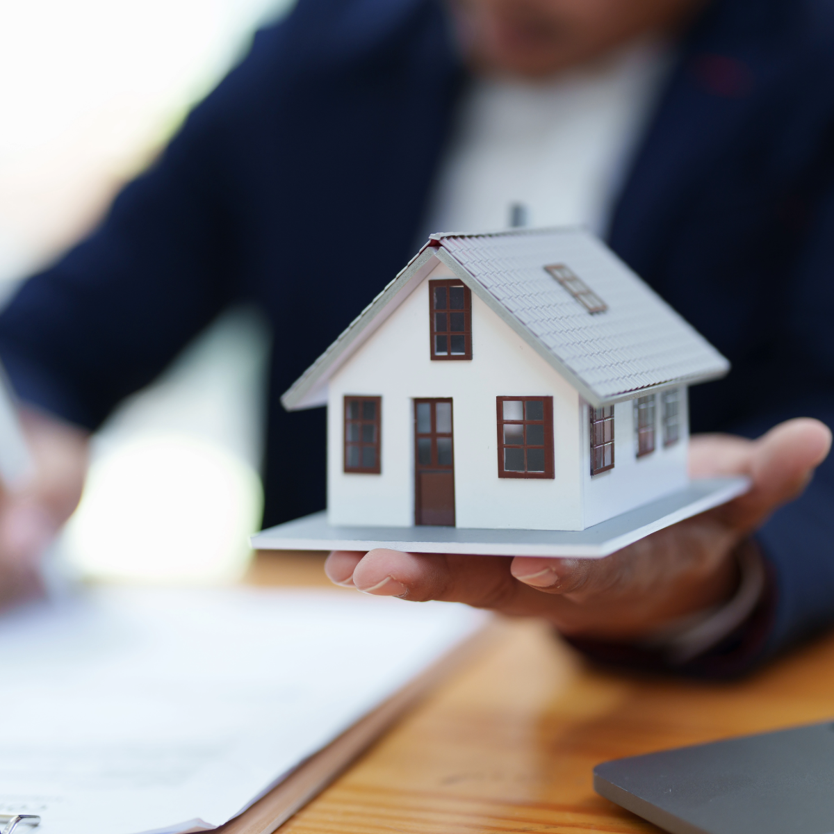 Immobilienmaklerin mit Unterlagen – neue Leads und Wertindikationen generieren