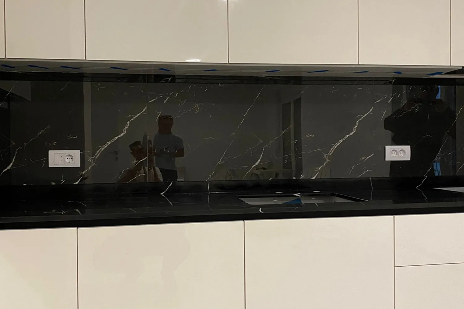 mermerna crna kuhinja