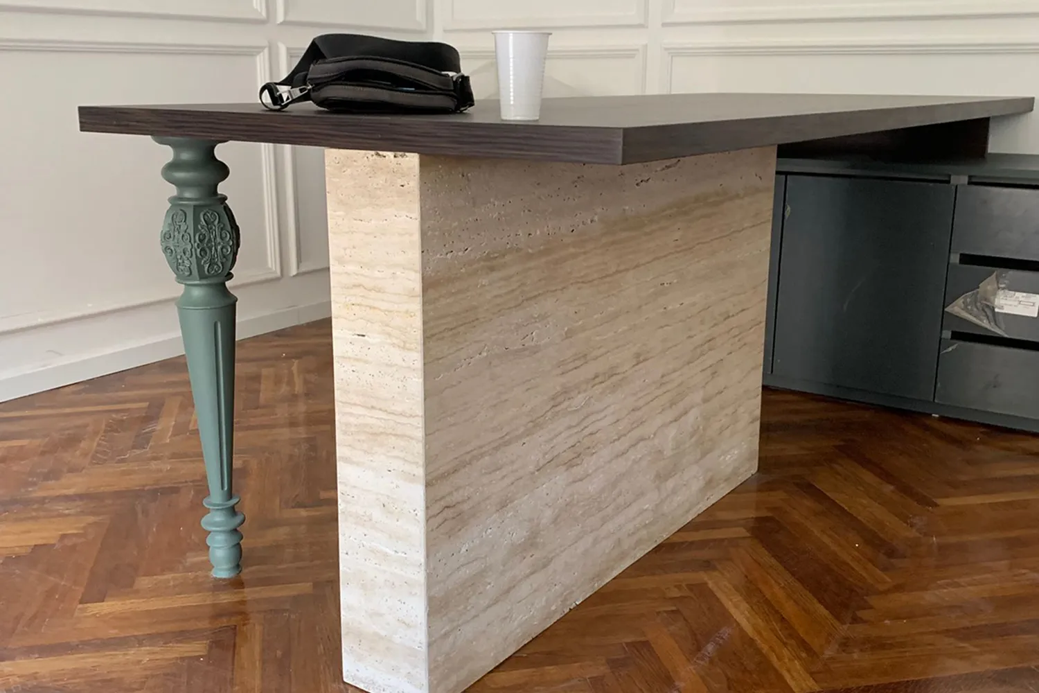 kameni stol za dnevni