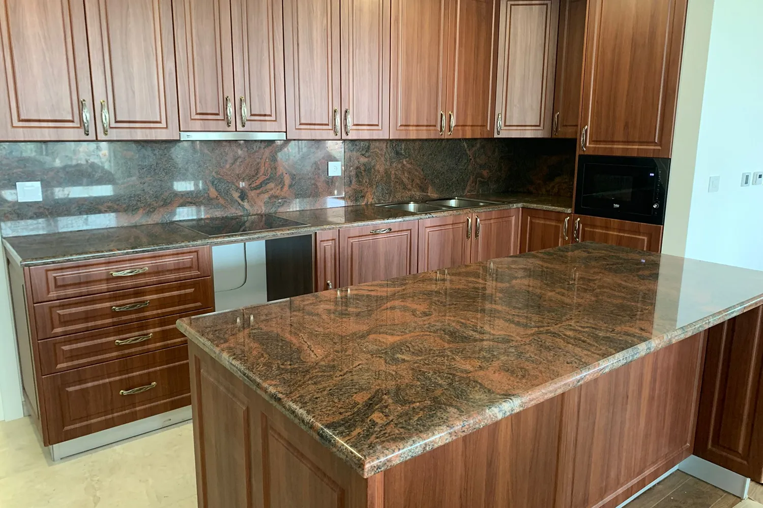 Koono filduu casaanii fi diimaa waliin walitti qindeeffame qaba, teessoo mataa fi gabatee gubbaa waliin, akkaata sagalee nyaataa fi hawaasummaa mulʼisu.