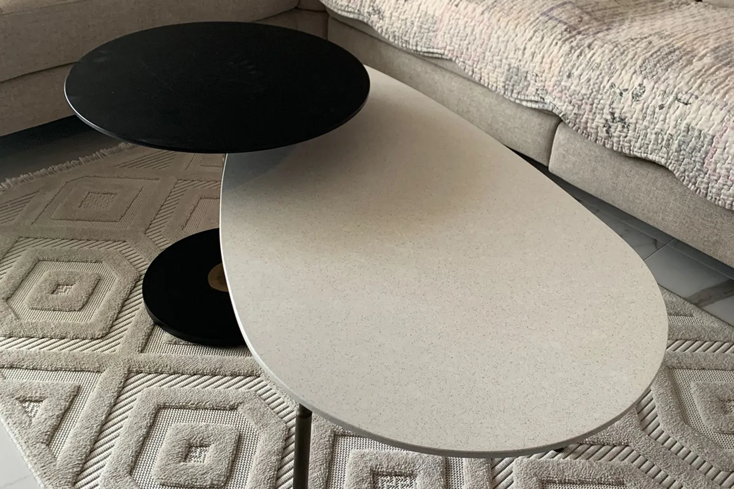 kameni stol za dnevni crno beli