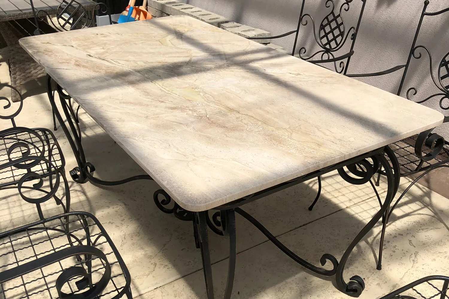 mermerni stol za bastu