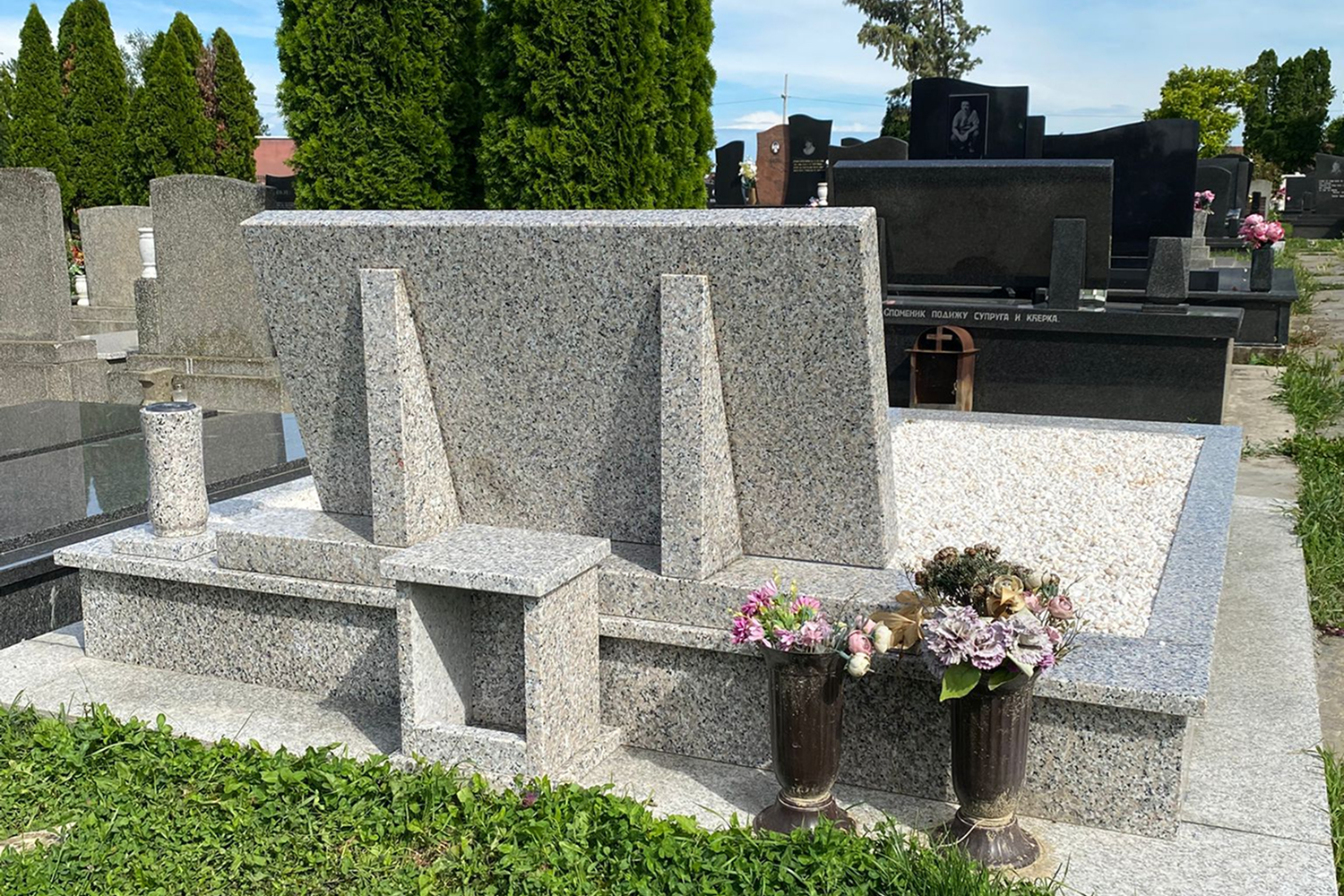 Granitni spomenik sa uklesanim slovima i poliranom površinom