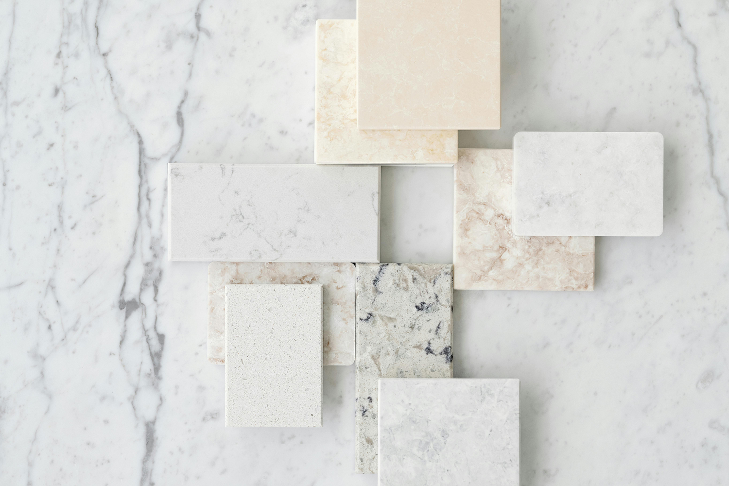 Poređenje granita, mermera i kvarca na uzorcima kamena na radnom stolu