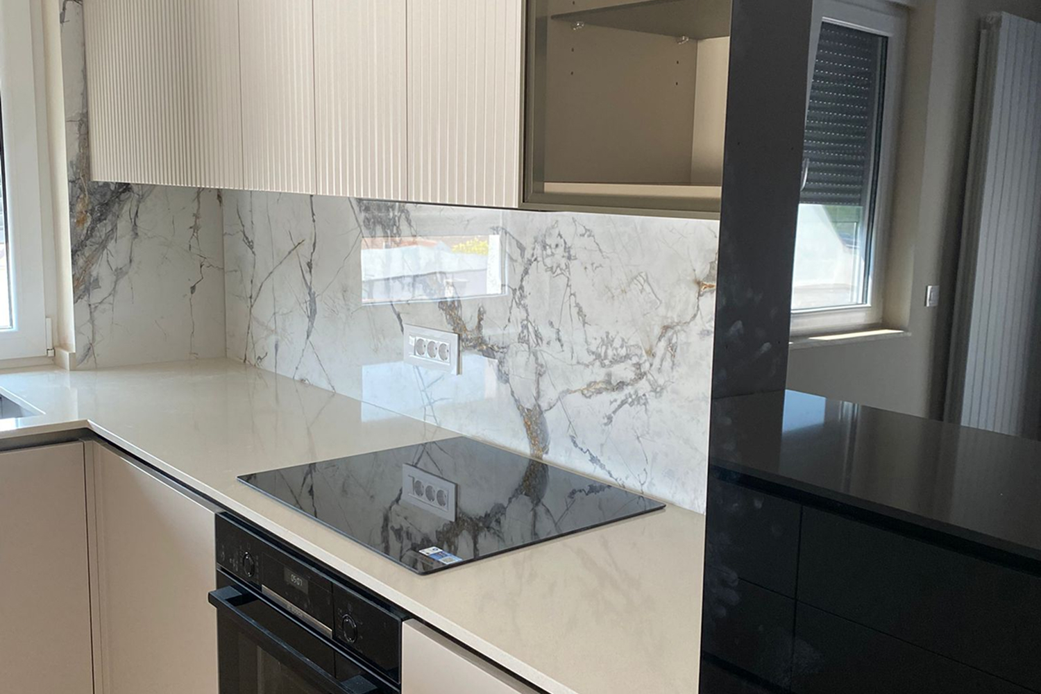 Kvarcna kuhinjska radna ploča u modernoj kuhinji, svetli tonovi i čiste ivice