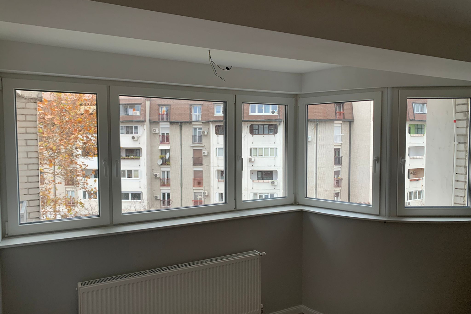 Kamena prozorska klupica u svetlom enterijeru