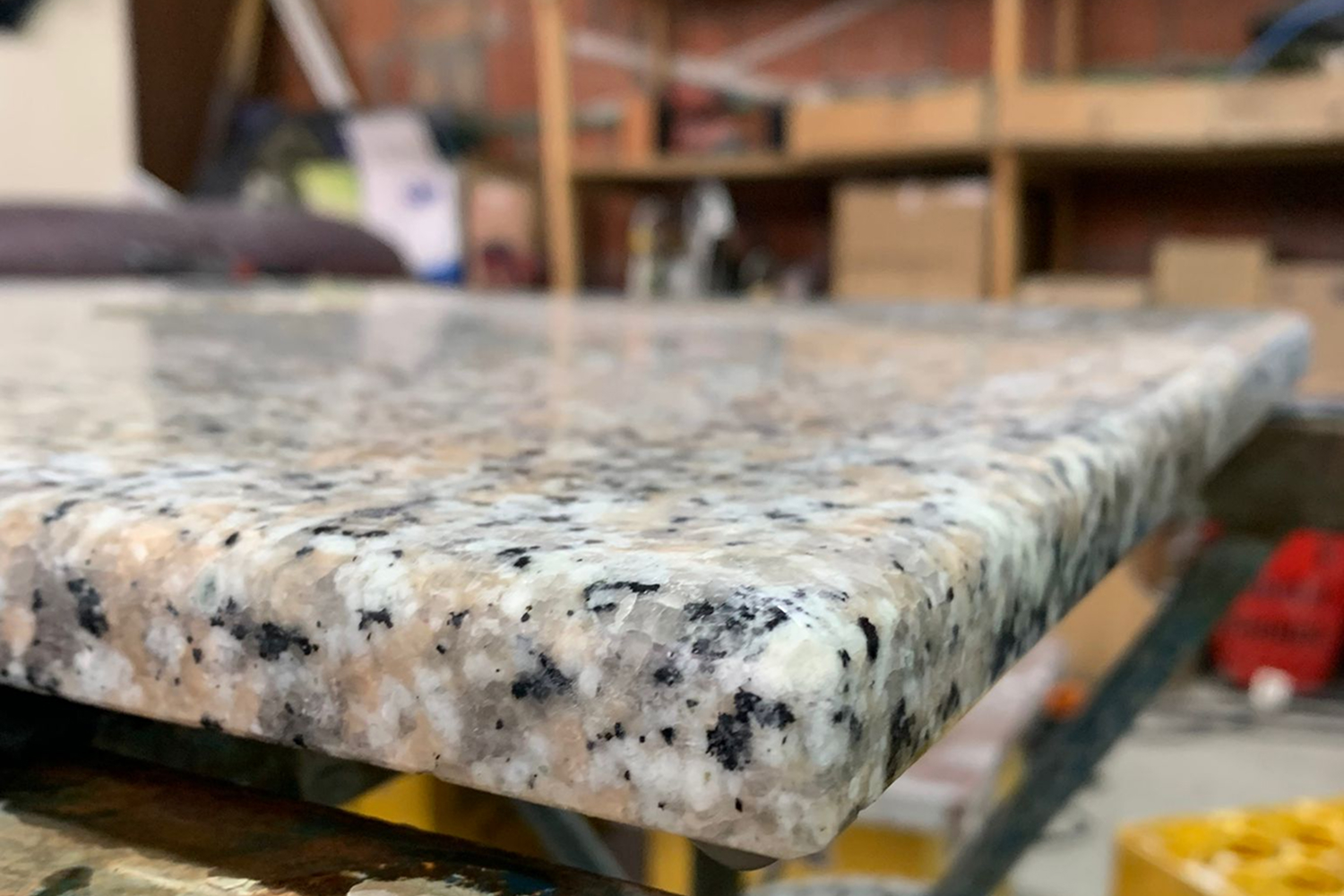 Krpa i blago sredstvo za čišćenje na kamernoj radnoj ploči