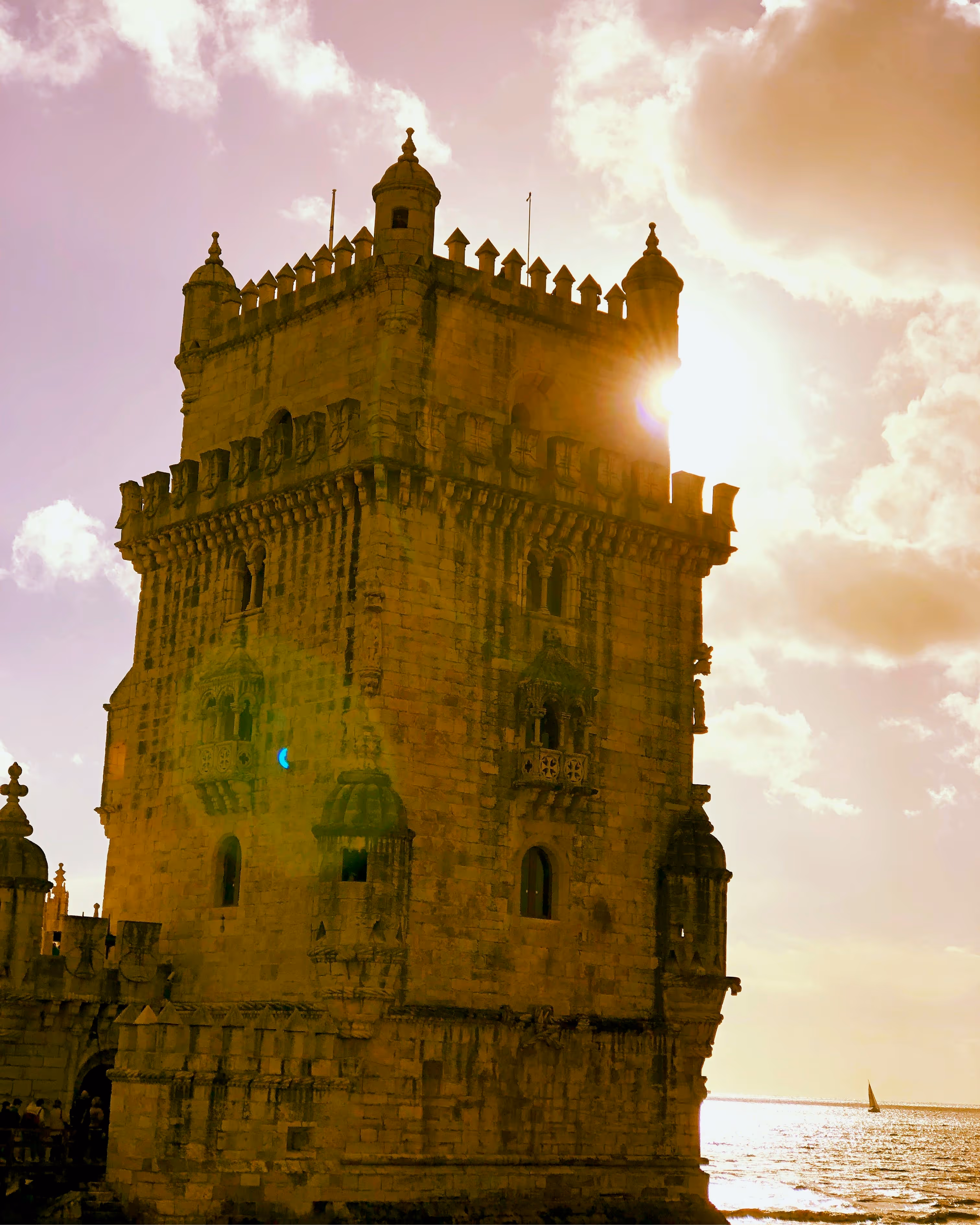 Onde os navegadores partiram, começa o seu passeio. Viaje até ao tempo dos Descobrimentos e saboreie o melhor de Lisboa com este tour dedicado à zona de Belém. Entre monumentos grandiosos e doces icónicos, descubra o legado marítimo português com conforto e respeito pelo presente num Tuk Tuk 100% eléctrico que o leva até às margens do Tejo de forma suave, segura e sustentável. Paragens:
Pastéis de Belém → Mosteiro dos Jerónimos → Igreja da Memória (opcional) → Torre de Belém → Padrão dos Descobrimentos
