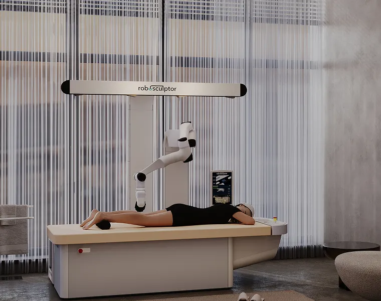 woman is getting a roboSculptor massage