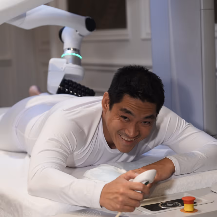 happy man during the roboSculptor massage
