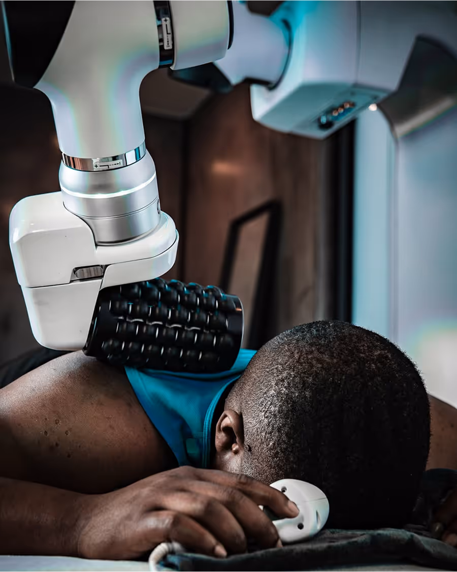 roboSculptor doing a shoulder massage to a man