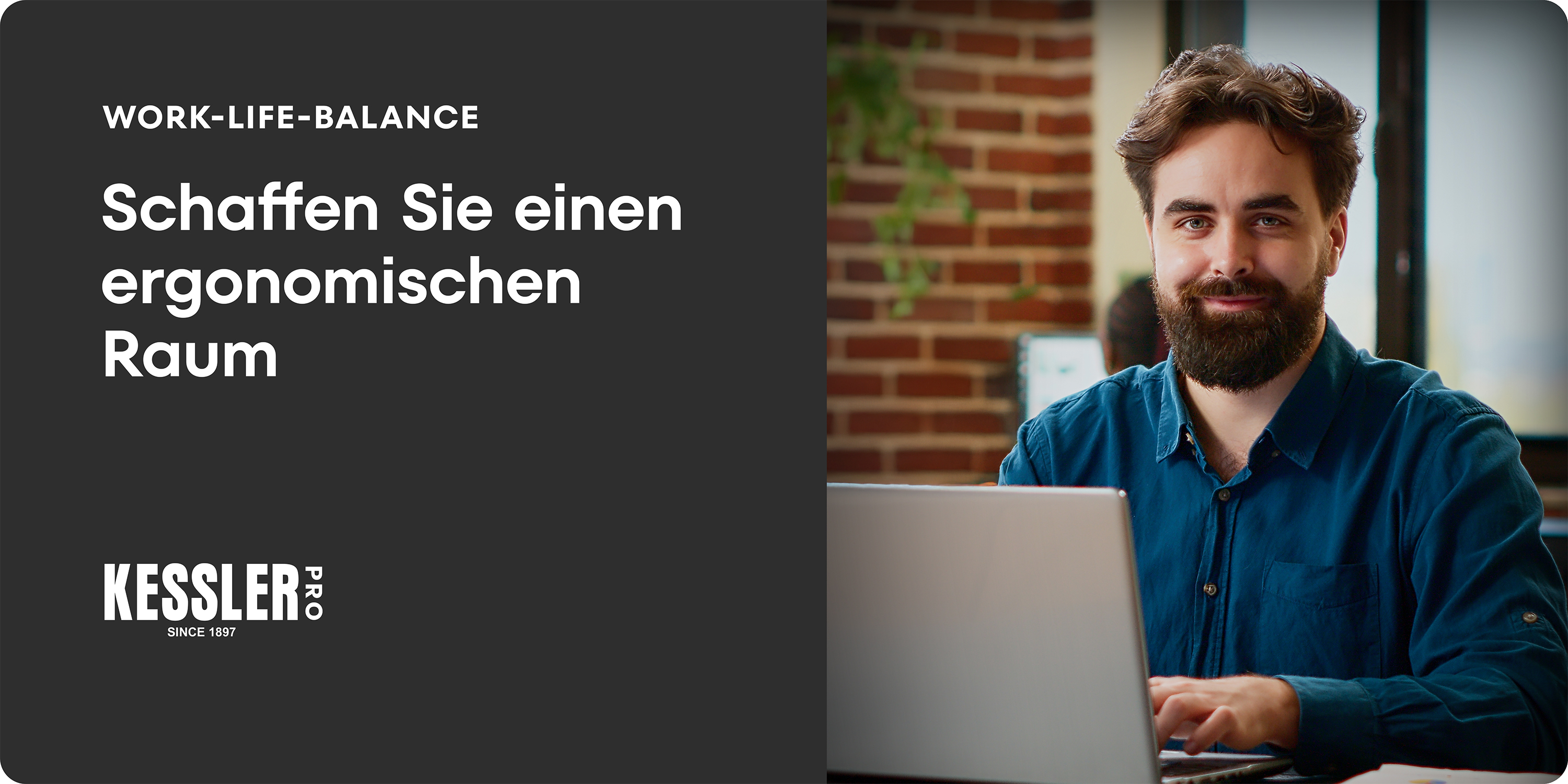 Mann mit Bart und blauem Hemd arbeitet an einem Laptop vor einer Backsteinwand, Text: Schaffen Sie einen ergonomischen Raum.