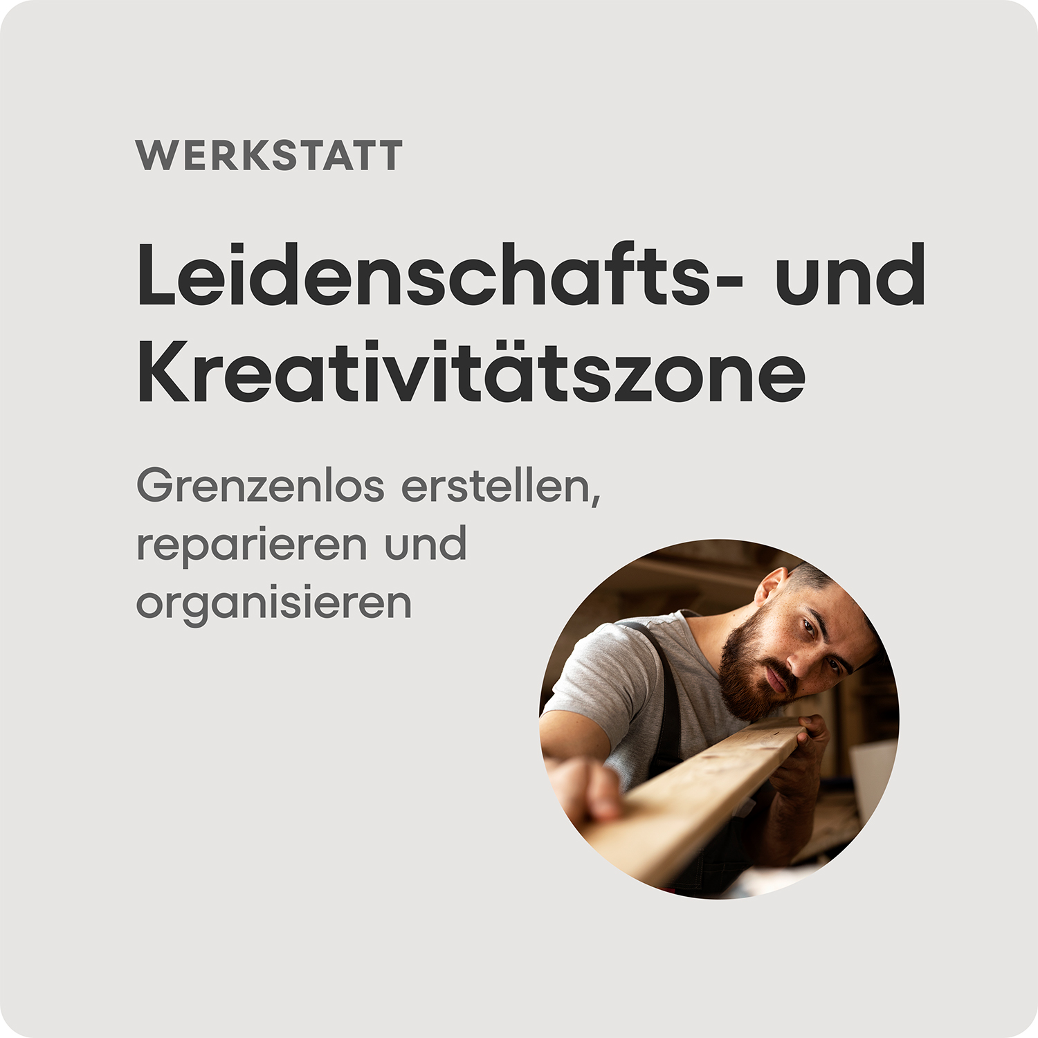 Mann, der konzentriert ein Stück Holz in einer Werkstatt inspiziert.