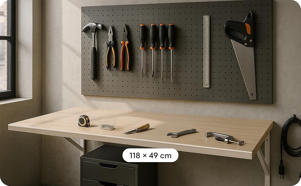 Vier höhenverstellbare Schreibtische mit unterschiedlichen Tischplattenfarben in einer vielfältigen Farbauswahl.