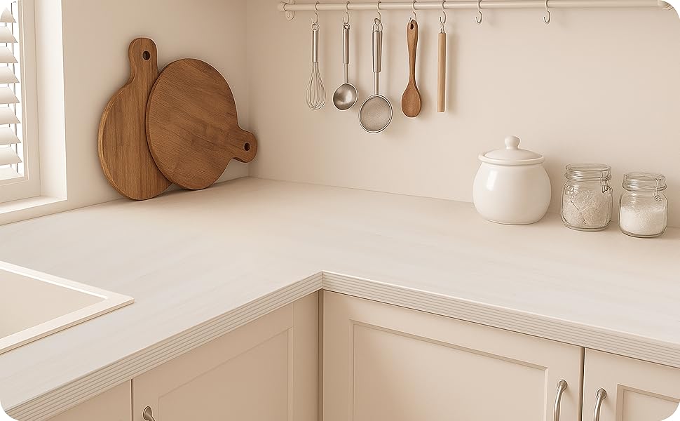 Vier höhenverstellbare Schreibtische mit unterschiedlichen Tischplattenfarben in einer vielfältigen Farbauswahl.