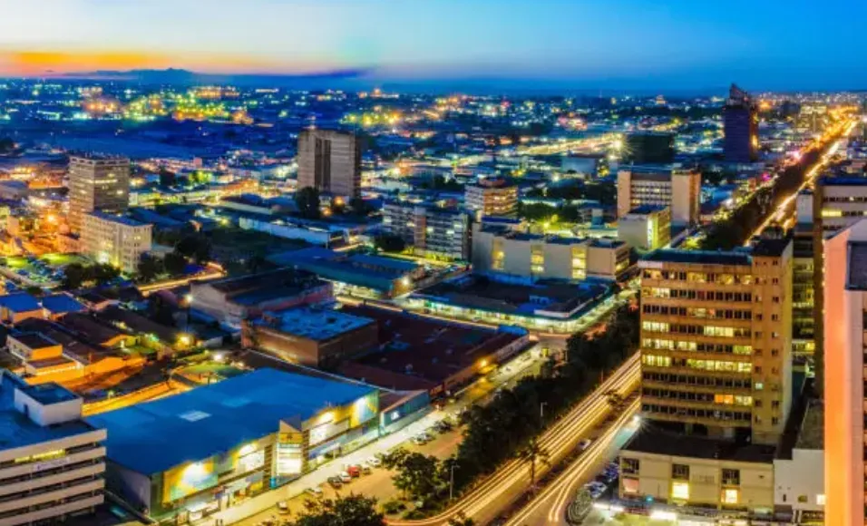 Panoramaview auf die beleuchtete Stadt Lusaka