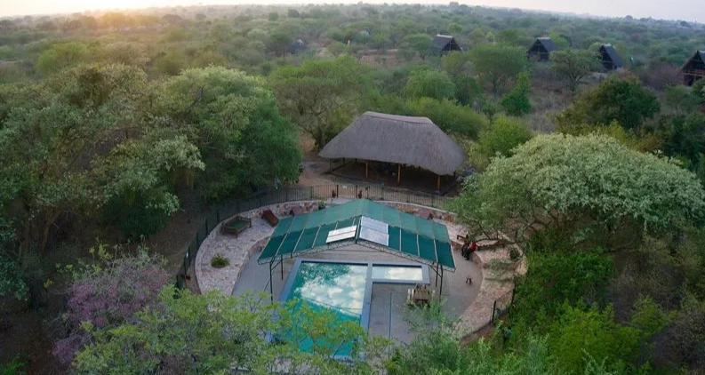 Ein überdachter Pool vor einer Lodge-Anlage