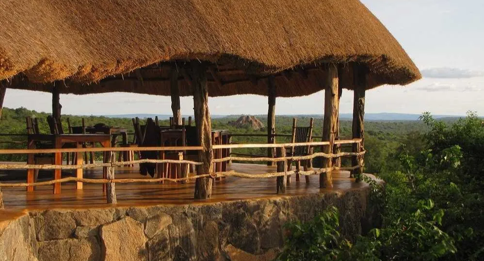 Eine Terasse der Rwakobo Rock Lodge in Uganda
