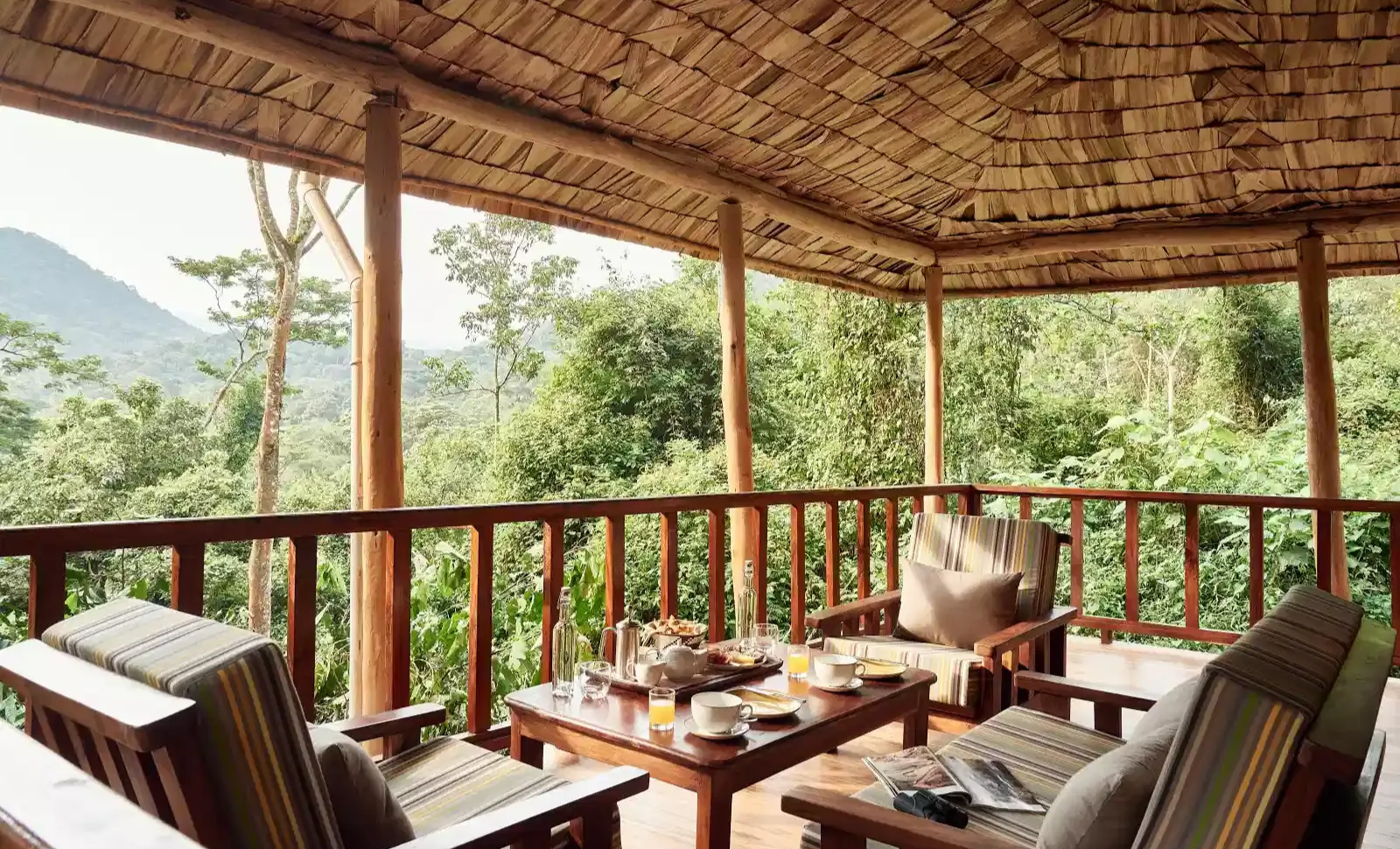 Ein Balkon in der Gorilla Forest Lodge