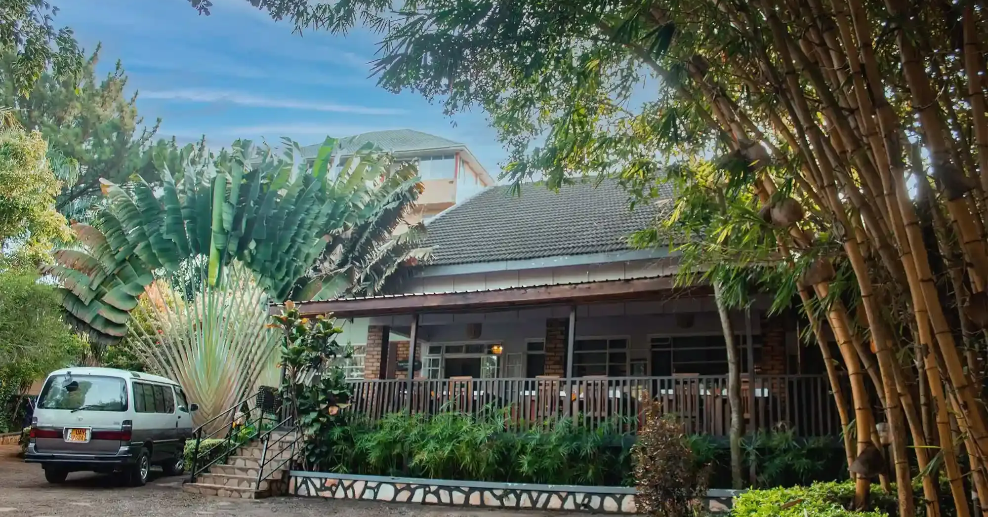 Der Eingang des Papyrus Guesthouse in Uganda