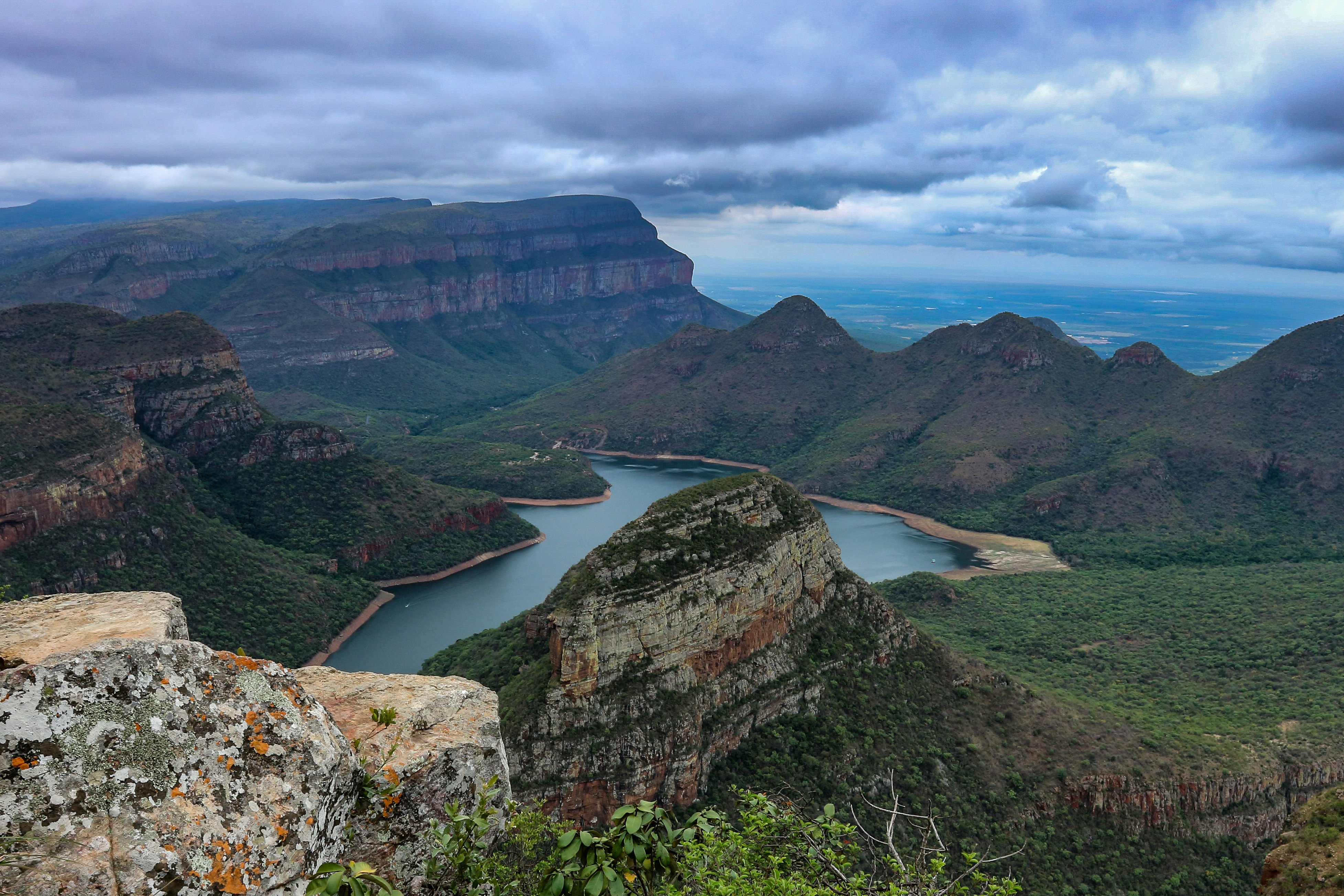 Eine Luftaufnahme des Blyde River Canyons in Südafrika