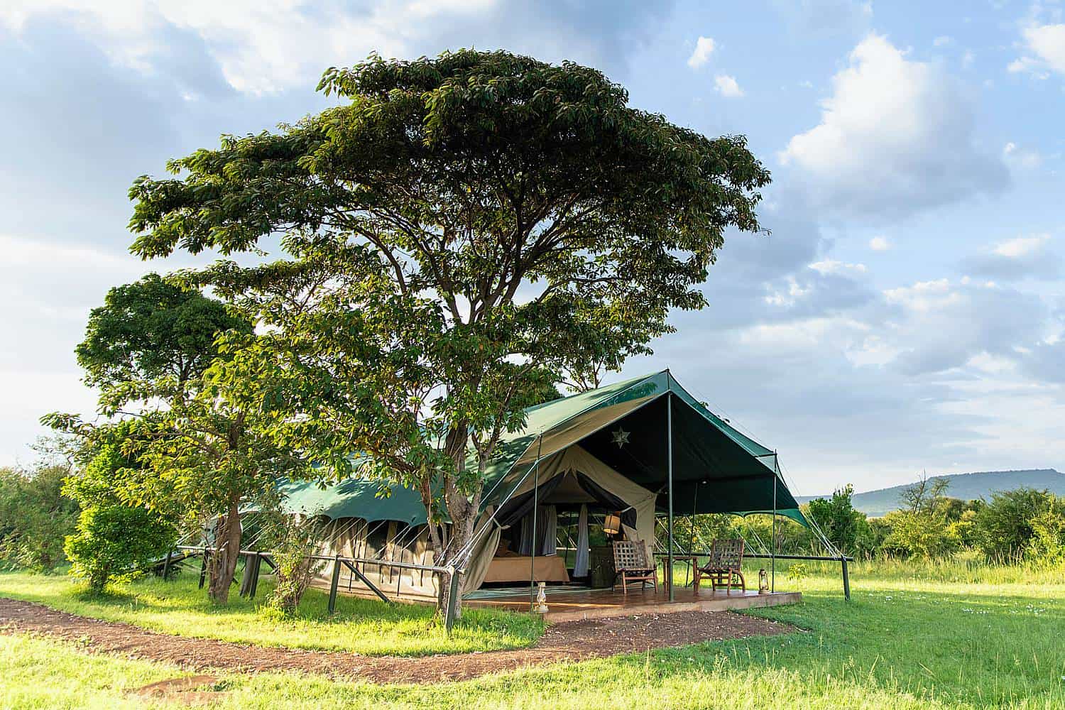 Ein grosses Zelt neben einem Baum im Little Governors Camp, Kenia