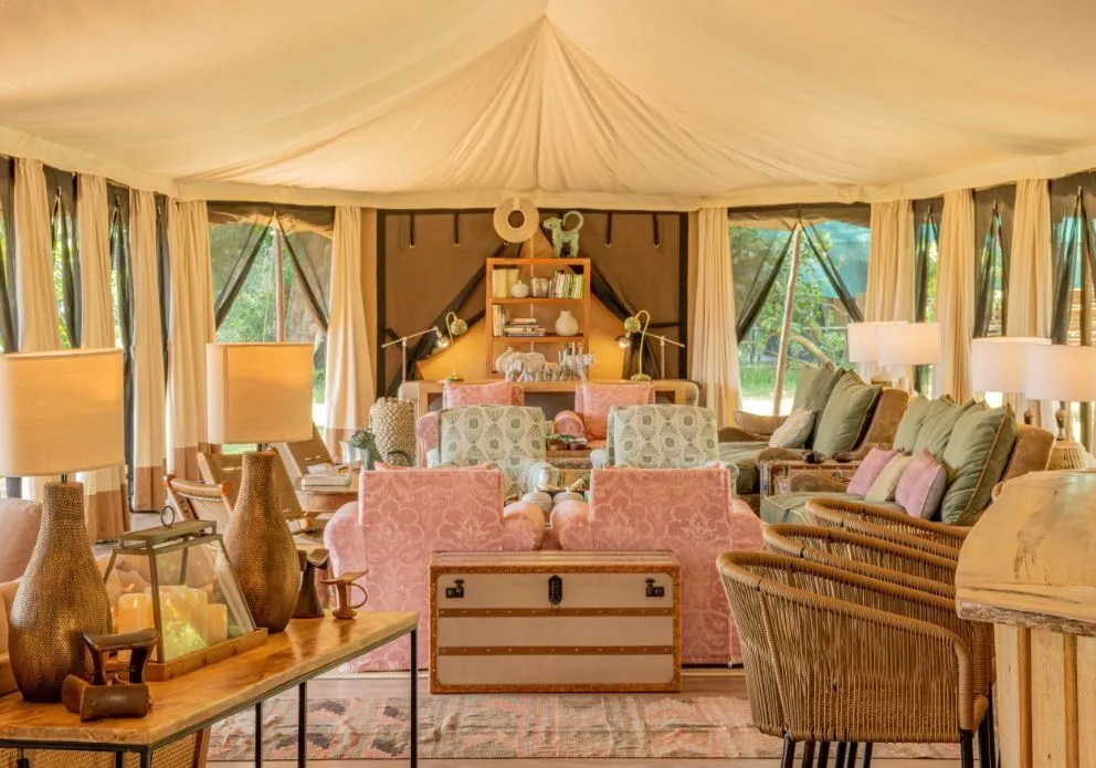 Blick aus dem Inneren eines Zeltes des Little Governors Camp, Kenia 