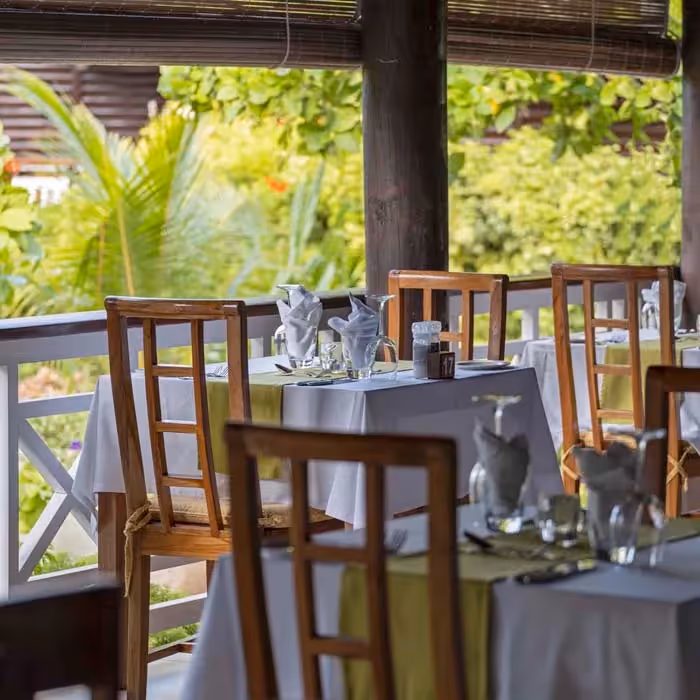 Blick in das Restaurant des Acajou Beach Resort auf Praslin, Seychellen 