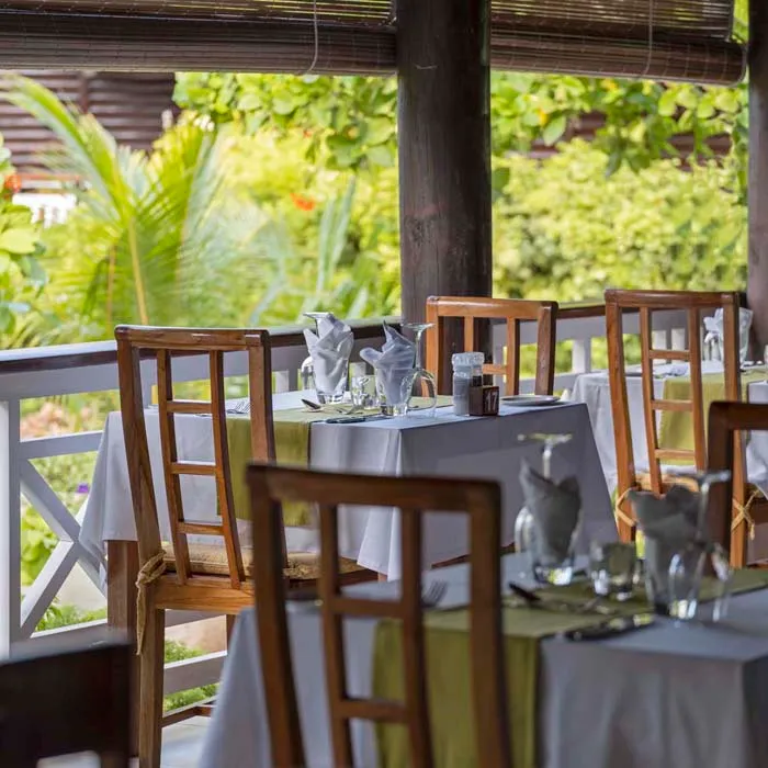 Blick in das Restaurant des Acajou Beach Resort auf Praslin, Seychellen 