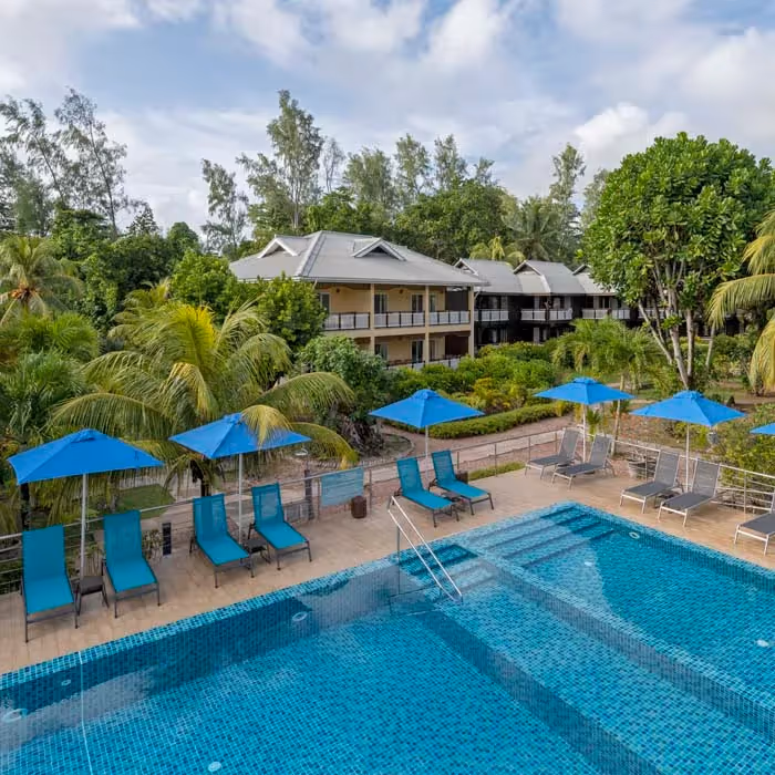 Blick auf den Pool des Acajou Beach Resort auf Praslin, Seychellen 
