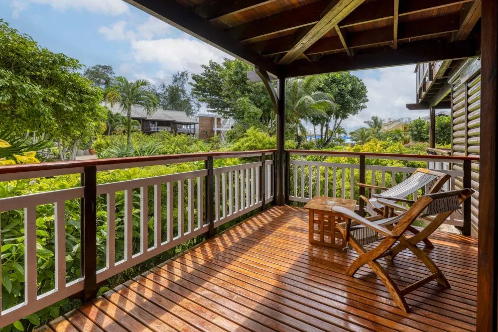 Blick auf einen Balkon des Acajou Beach Resort auf Praslin, Seychellen 