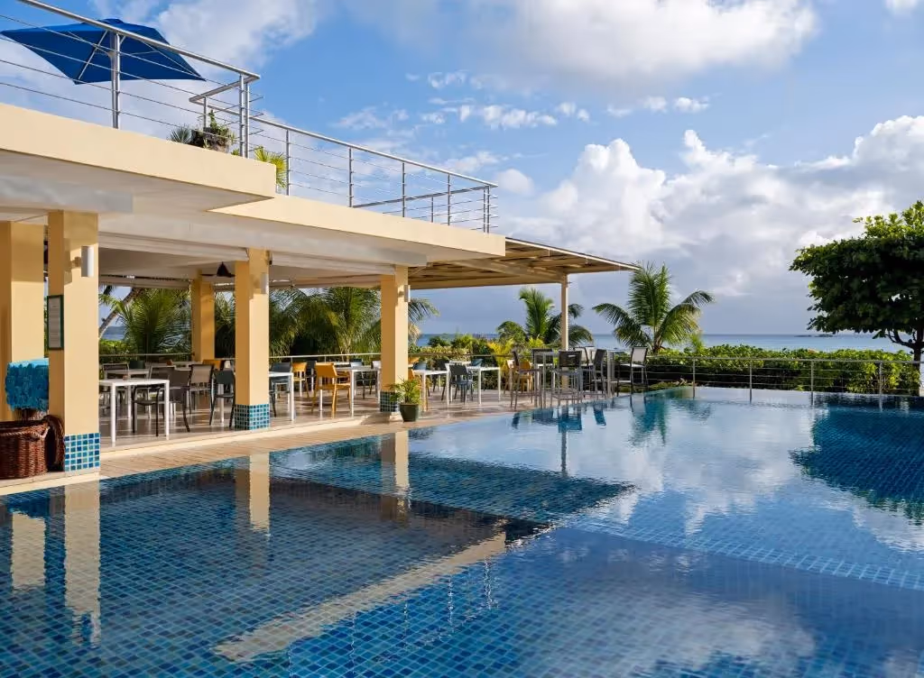 Blick auf den Pool des Acajou Beach Resort auf Praslin, Seychellen 