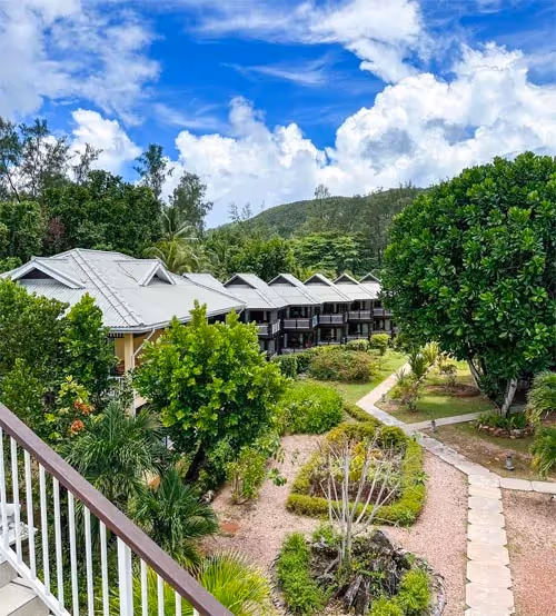 Blick auf das Acajou Beach Resort auf Praslin, Seychellen 