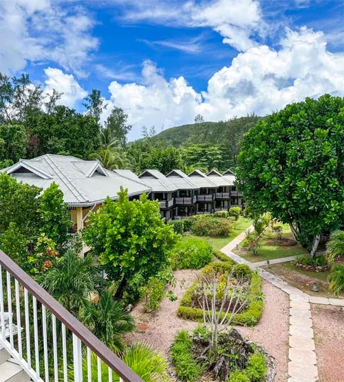Blick auf das Acajou Beach Resort auf Praslin, Seychellen 