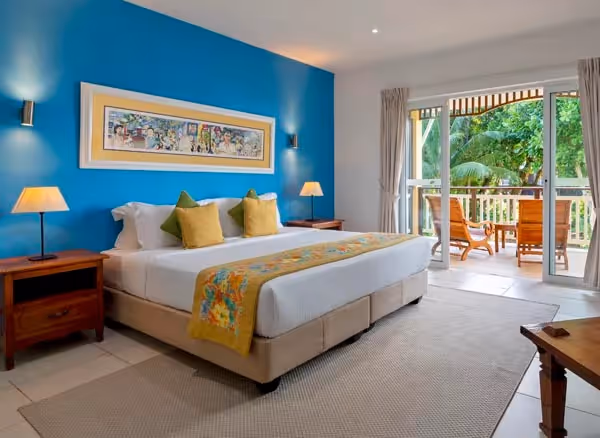 Blick in ein Zimmer des Acajou Beach Resort auf Praslin, Seychellen 