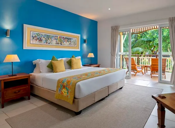 Blick in ein Zimmer des Acajou Beach Resort auf Praslin, Seychellen 