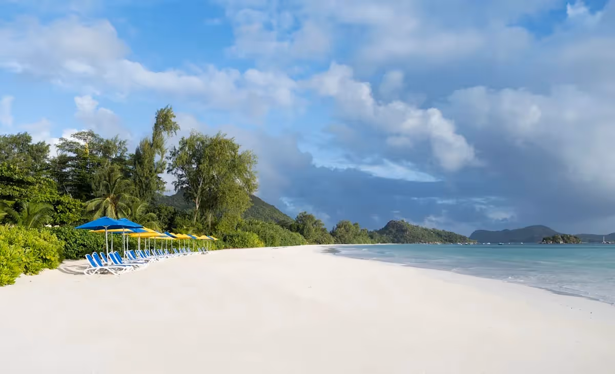 Blick auf den Strandabschnitt vor dem Acajou Beach Resort auf Praslin, Seychellen 