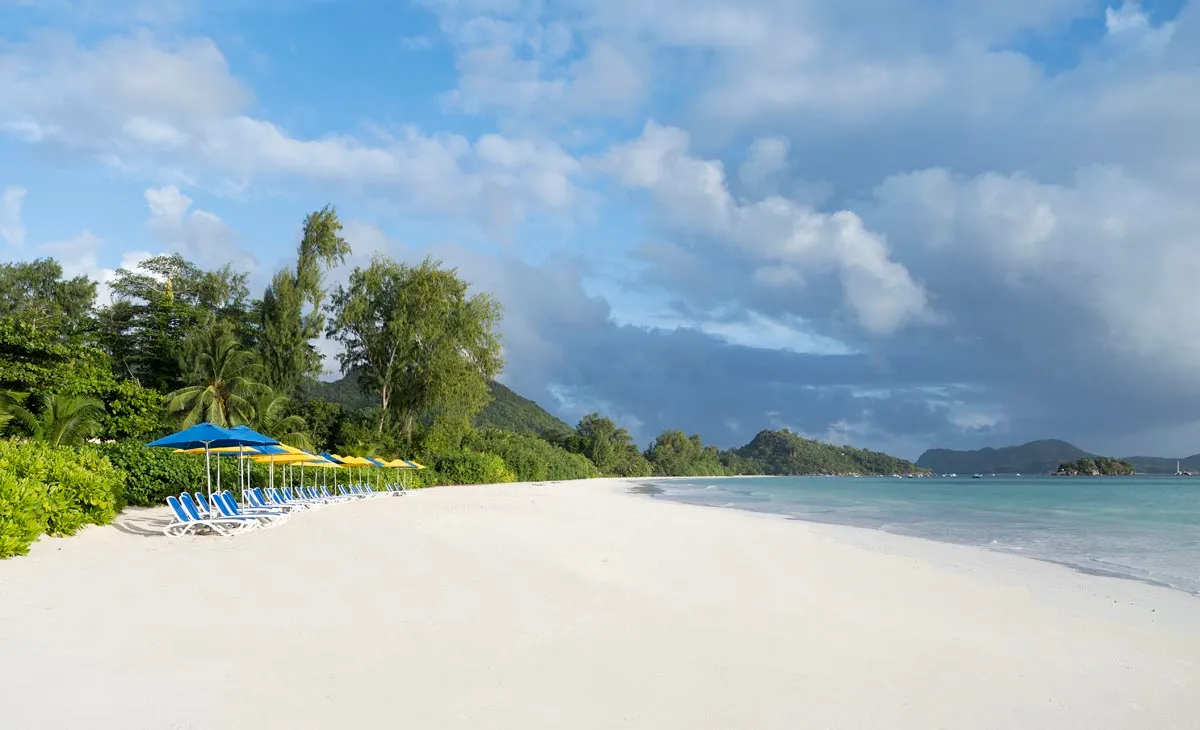Blick auf den Strandabschnitt vor dem Acajou Beach Resort auf Praslin, Seychellen 