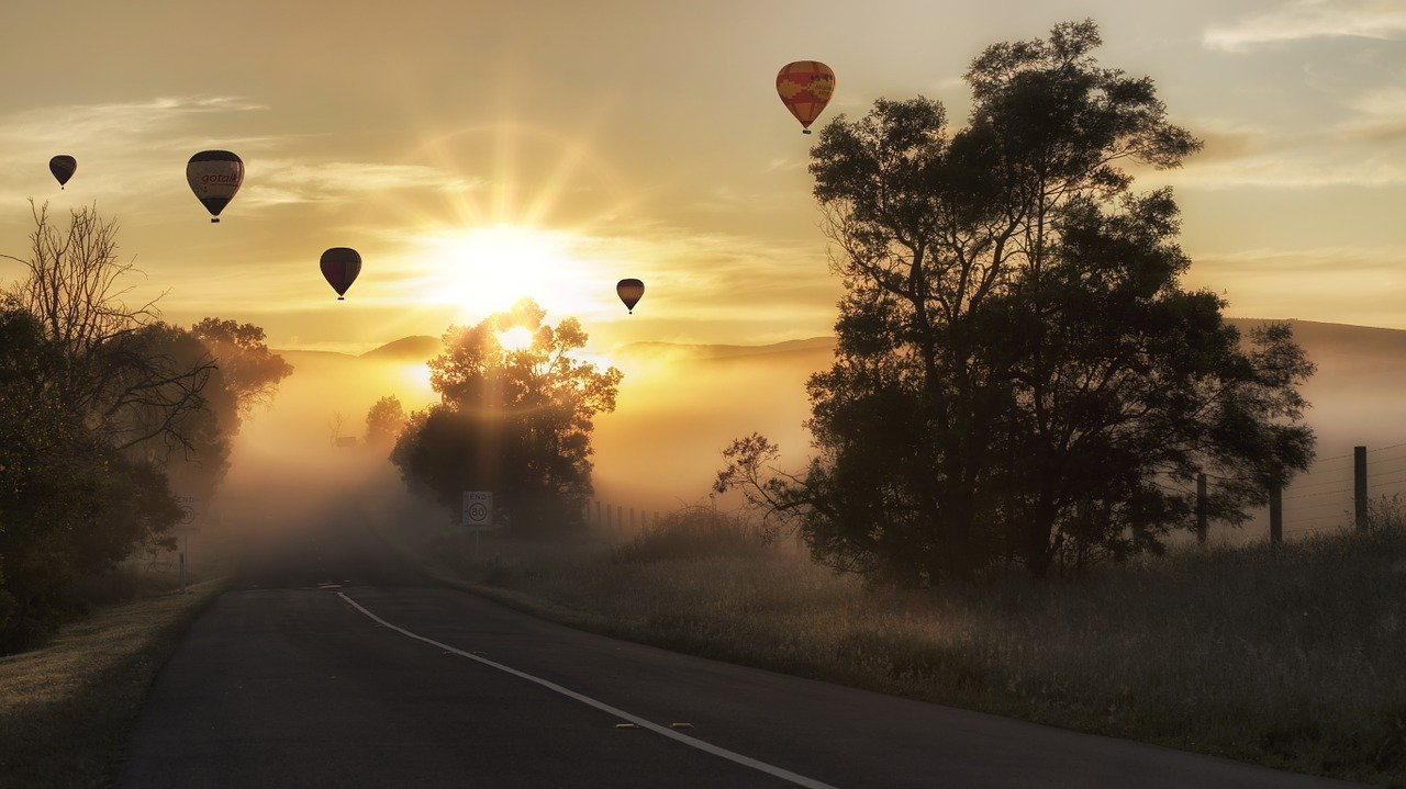 Heißluftballons im Sonnenaufgang