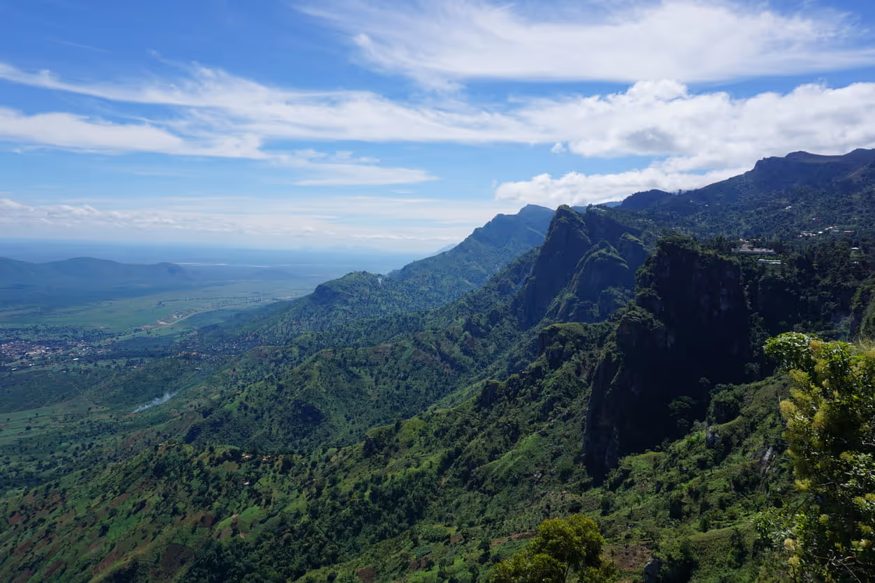 Panoramaview auf grün bewachsene Berge