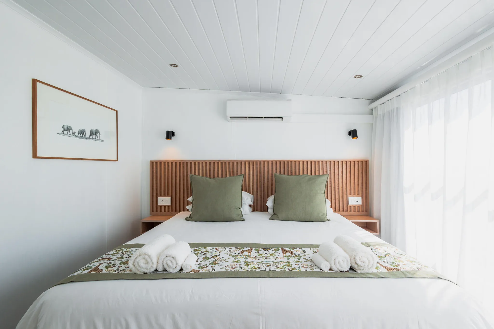 Bett in einem Zimmer der Chobe Princess