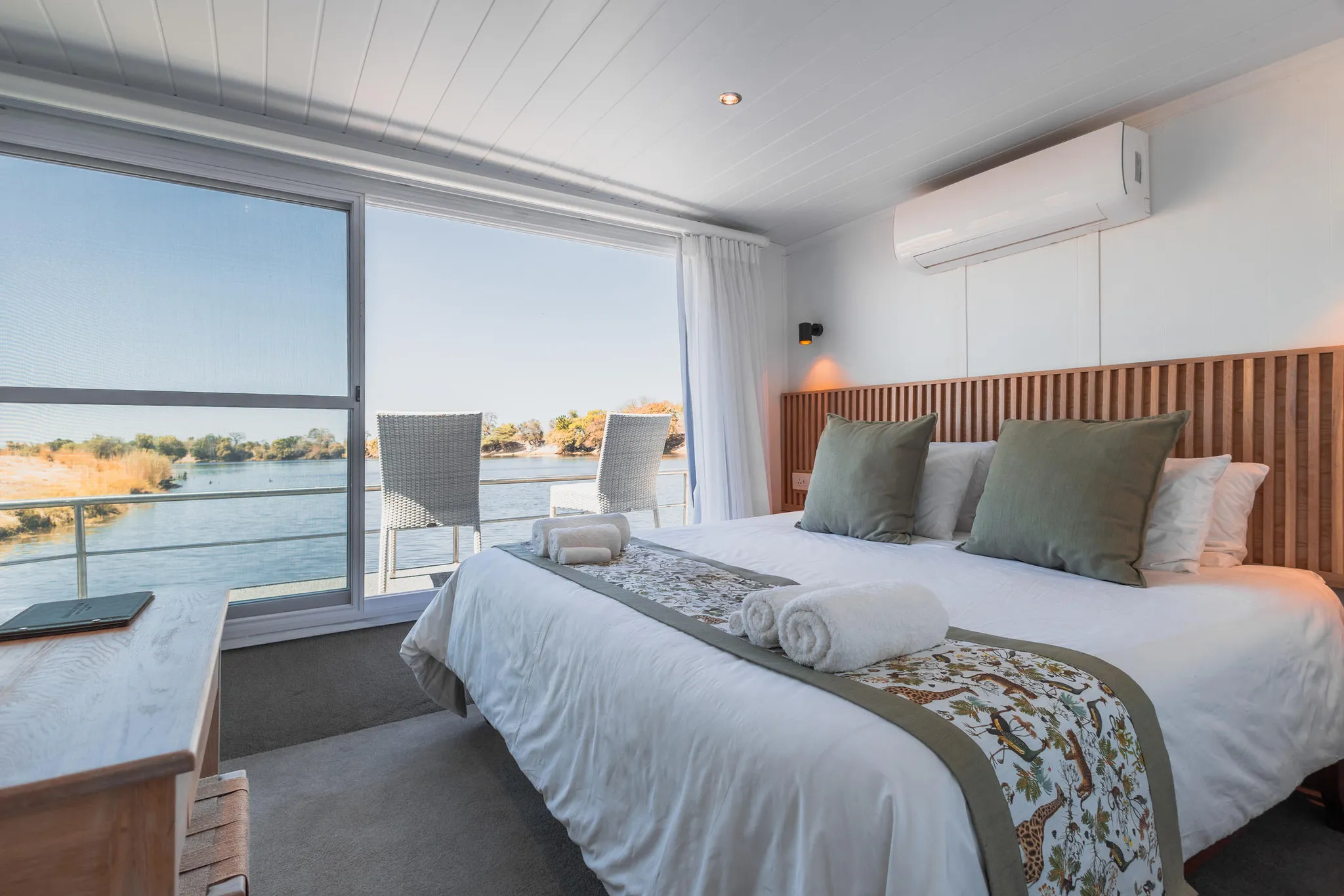 Bett in einem Zimmer der Chobe Princess