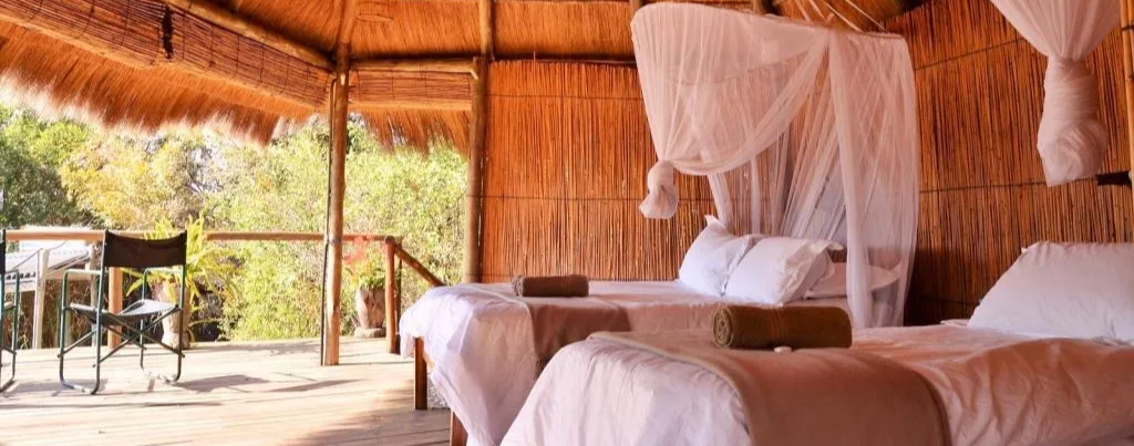 Durch Moskitonetze geschützte Unterkünfte