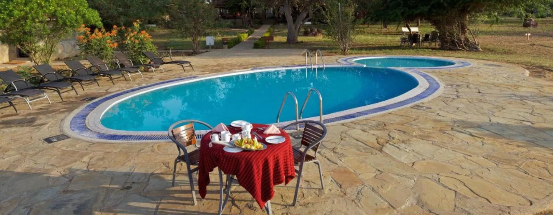 Entspannung am Poolbereich mit Blick auf den Garten