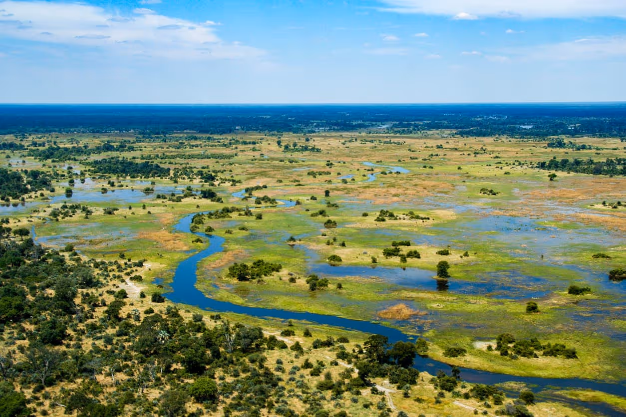 Drohnen-Ansicht auf das Okavango Delta in Botswana