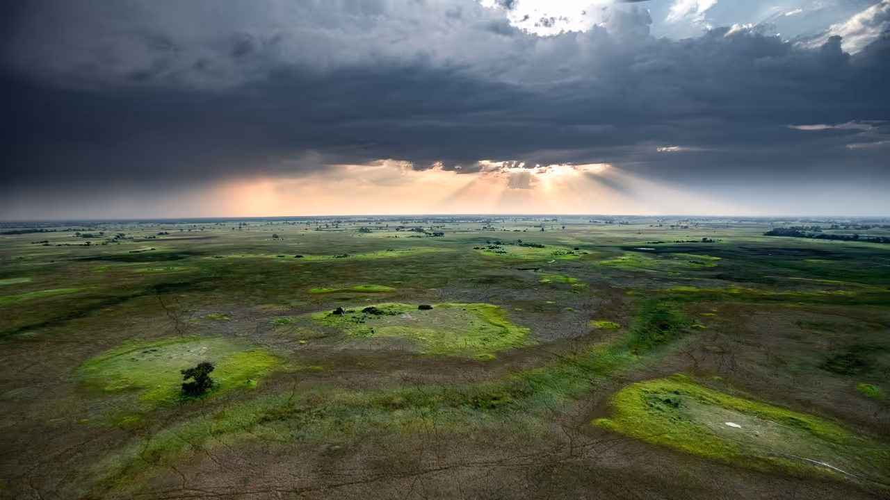 Sicht von oben auf das Okavango Delta in Botswana